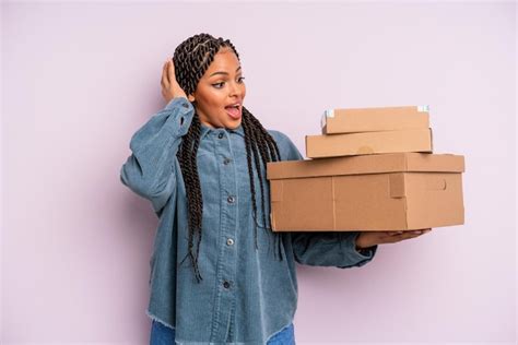 Mujer Afro Negra Que Se Siente Feliz Emocionada Y Sorprendida