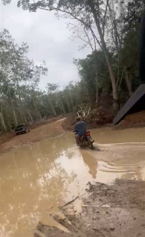 Meski Hari Libur Plt Bupati Suhardiman Amby Tetap Kerja Tinjau Ruas