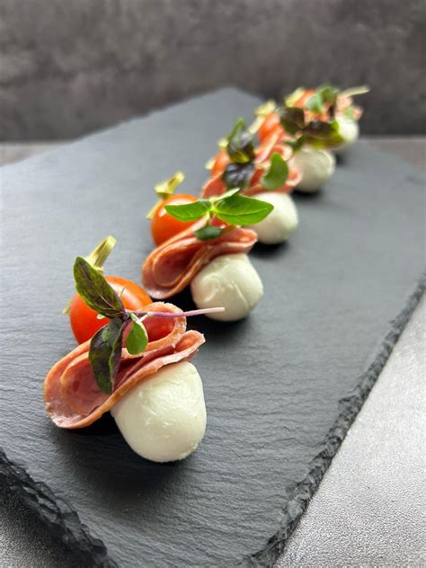 Канапе «Сервелат, моцарелла, черри»