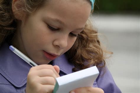 無料画像 ノート 自然 本 女の子 女性 ペン 読書 ポートレート 思う 学生 記憶 表情 注意 外側 鼻