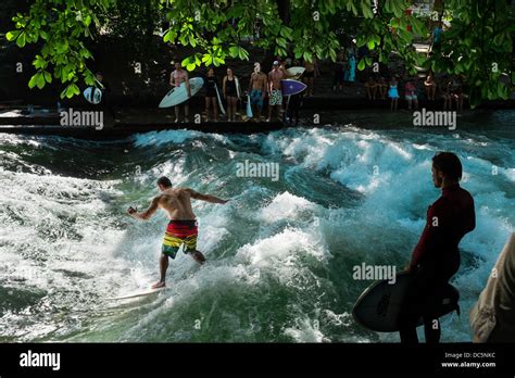 Eisbach River Surfer In M Nchen Deutschland Stockfotografie Alamy