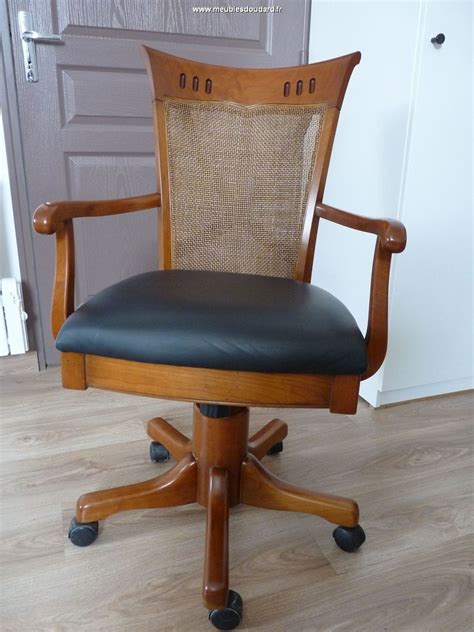 Fauteuil de bureau directoire à roulettes en merisier et assise en cuir