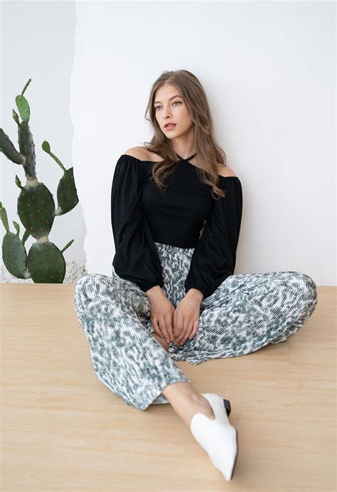 Schwarzes Crop Top Mit Puffärmeln Zum Binden Retro Indie And Unique