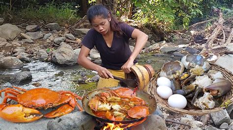 Big Crabs Curry Spicy Delicious With Duck Eggs For Dinner Survival