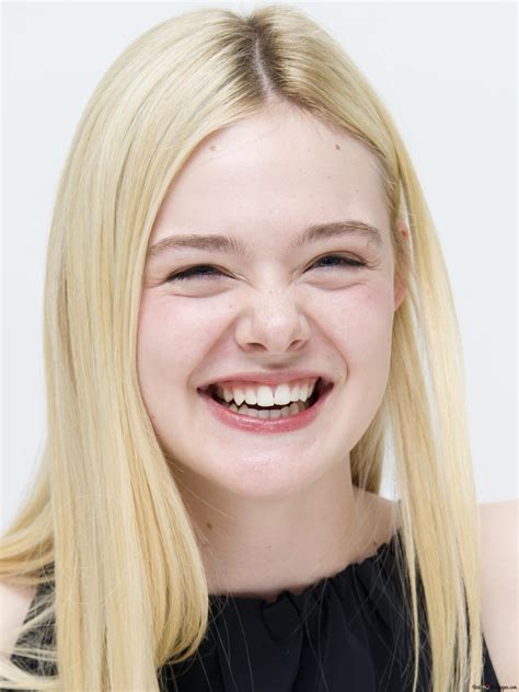 Elle Fanning pretty smile 2K wallpaper download