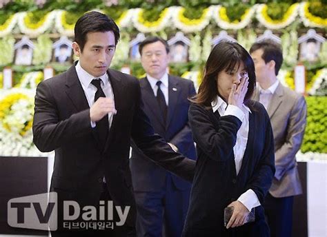 Couple Cha In Pyo-Shin Ae Ra visit the memorial altar of deceased ...