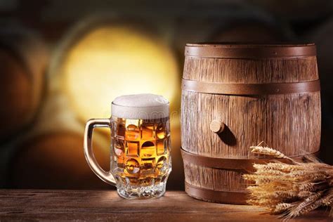 Bierglazen Met Een Houten Vat Stock Foto Image Of Vaatje Pint