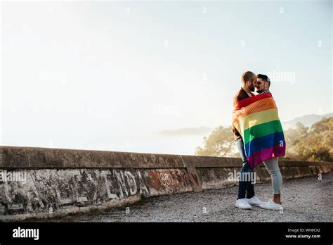 Gay Couple Une Gay Pride Flag Baiser Sur Une Route Dans Les Montagnes Photo Stock Alamy