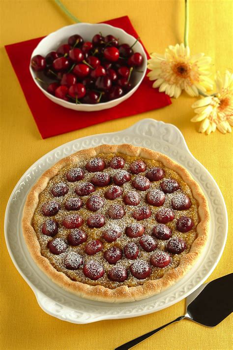 Ricetta Crostata Di Ciliegie Alla Crema Di Mandorle Dolci Donna Moderna