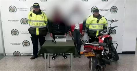 Polic A Captur A Hombres Que Iban Armados Con Rev Lver En Una Moto