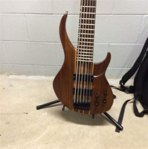 For Sale Peavey Grind 6 String Bass With Roadrunner Gigbag