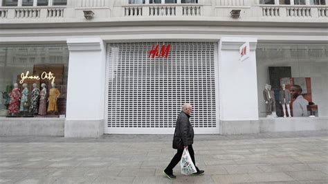 H M comunica el cierre de 28 tiendas en España y el despido de 588