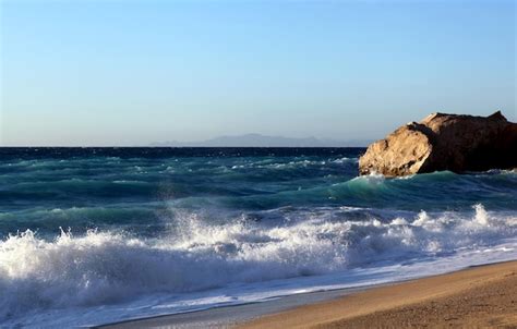 Playa Arenosa Del Mar Tempestuoso De Las Olas Grandes En La Isla De