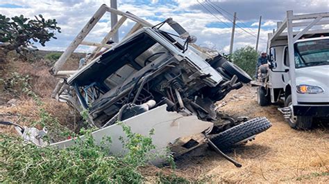 Choque y volcadura en la carretera 420 en Querétaro deja dos personas