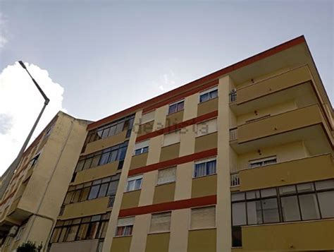 Apartamento T3 à venda na rua Rafael Bordalo Pinheiro 34 Paivas