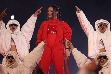 Rihanna ist schwanger und zeigt ihren Babybauch während der