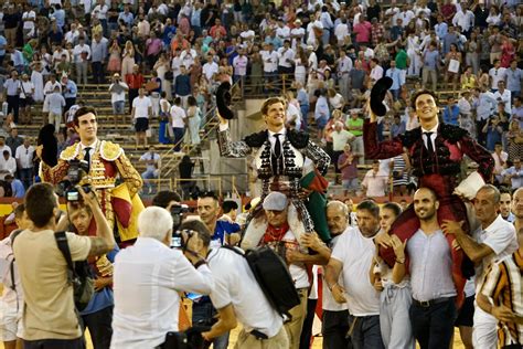 Alicante vibra con los triunfos de El Juli Roca Rey y Tomás Rufo en