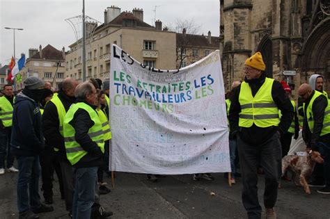 Pour L Acte Vii Les Gilets Jaunes Mobilisent Encore Plus De