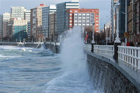 Oleaje y nieve las imágenes del temporal en Asturias este domingo El