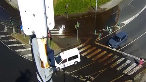 Una catarata por una rotura de tubería acaba inundando garajes