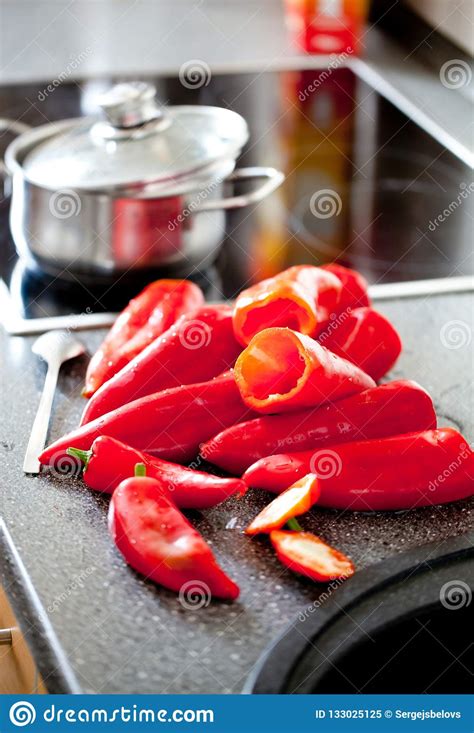 Pimientas Rojas Rellenas Con La Carne Y El Bulgur Imagen De Archivo