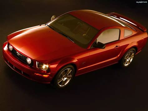 Czerwony Ford Mustang