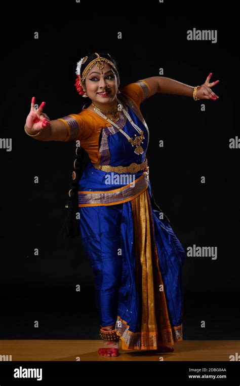 Kuchipudi dancer in Katakamukha mudra representing opening of a bracelet Stock Photo - Alamy