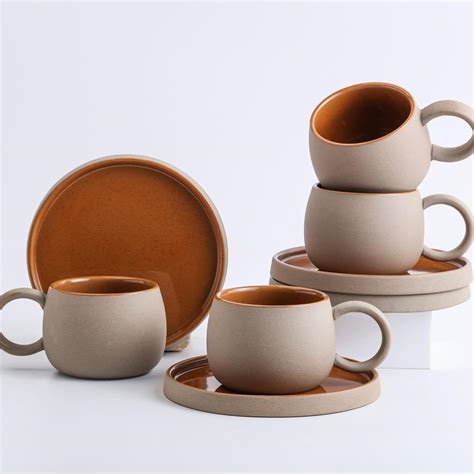 Elegante juego de 4 tazas de café y platillos de cerámica marrón 4