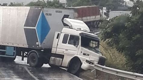 Acidente entre caminhões e um carro deixa feridos na BR 393 em Três Rios