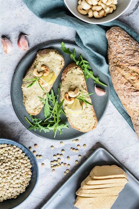 Lentilha Verde Espalhada Tofu Fumado E Castanhas De Caju Torradas