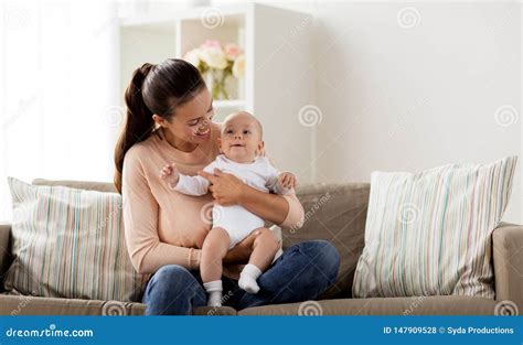 Gl Ckliche Mutter Mit Kleinem Baby Zu Hause Stockfoto Bild Von