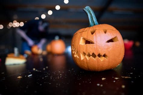 Gruseligen Halloween Kürbis schnitzen Anleitung in 5 Schritten