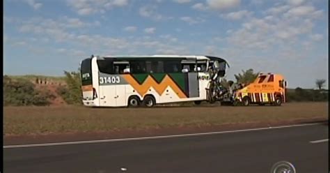 G1 Batida entre caminhão e ônibus mata motorista e fere oito