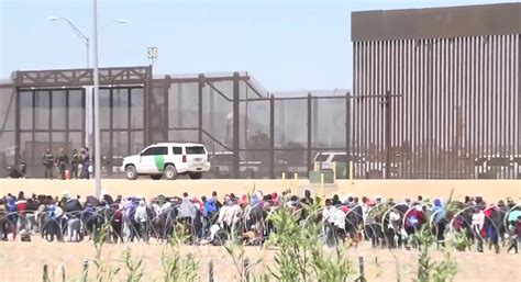 Llegan Directos A La Puerta Del Muro Migrantes Que Arriban A Ciudad