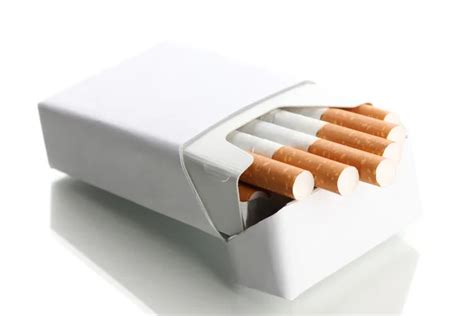 Caja de cigarrillos aislada sobre un blanco fotografía de stock