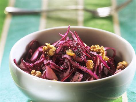 Rotkohl Walnuss Salat Mit Mohn Und Sultaninen Rezept Eat Smarter