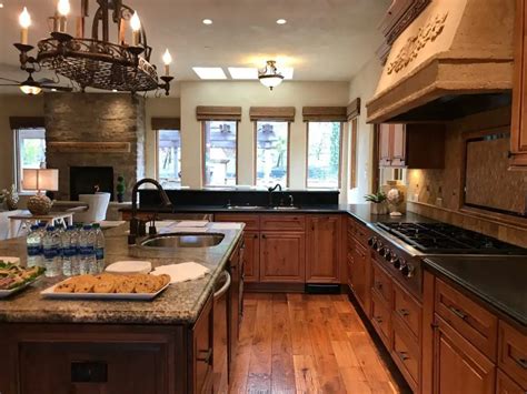 The Perfect Pairing Knotty Pine Cabinets With Granite Countertops Shunshelter