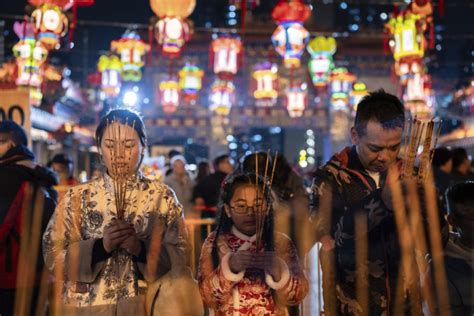 Asia recibe el Año Nuevo Lunar con visitas a templos y celebraciones