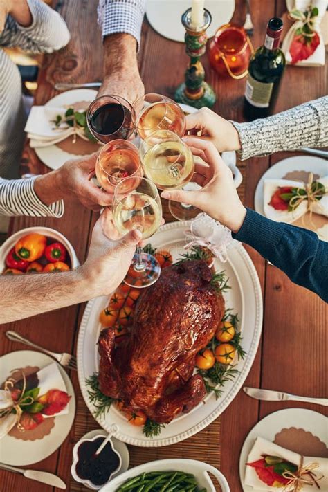 Brindis De Manos Y Pavo Para La Cena De Acci N De Gracias Y Celebraci N