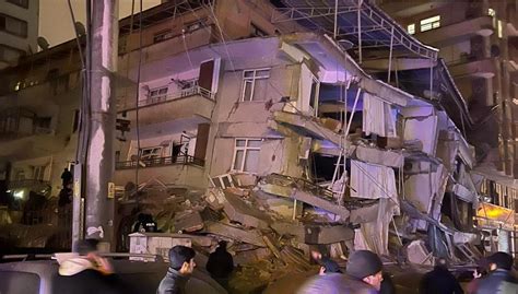 Violento Terremoto Abala Oriente M Dio E Derruba Pr Dios Na Turquia