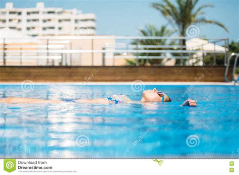Mujer En El Bikini Que Flota En Piscina Imagen De Archivo Imagen De Piscina Persona