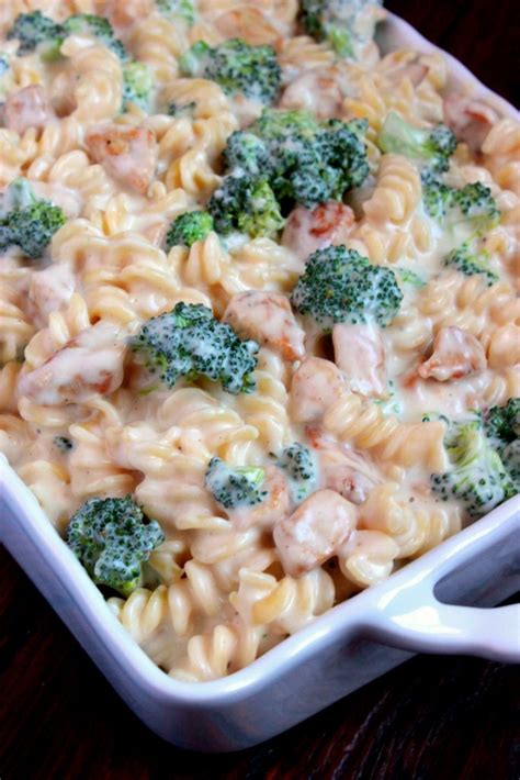 Chicken and Broccoli Macaroni and Cheese - Big Bear's Wife