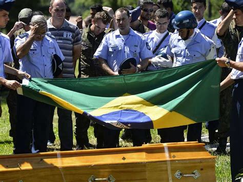 Soldado Que Morreu Ao Salvar V Timas Enterrado Honras