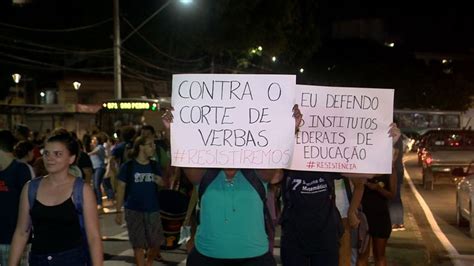 Alunos da Ufes e do Ifes protestam em Vitória contra o corte de verbas