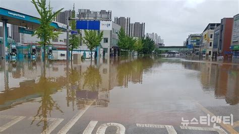 포토 어제밤 집중호우로 침수된 목포 석현동 일대 도로