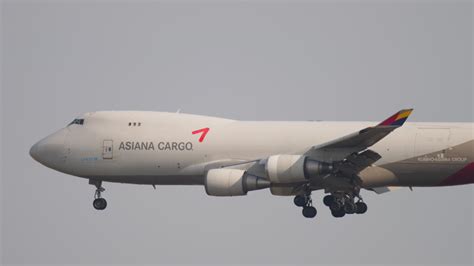 Boeing 747 Asiana Cargo landing 7941253 Stock Video at Vecteezy