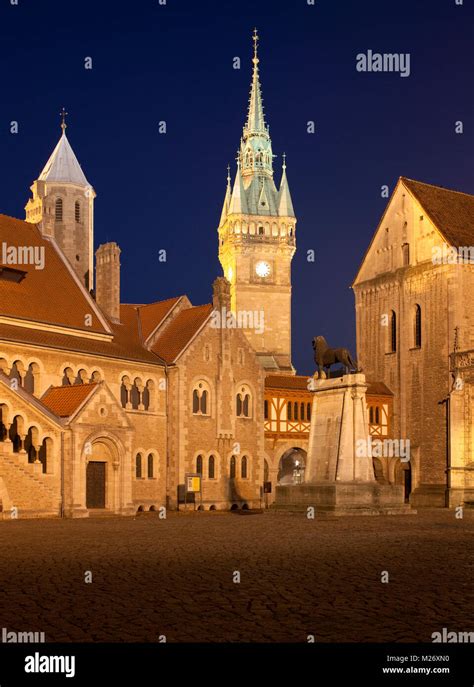 Das Schloss Quadrat Burgplatz mit Statue der Braunschweiger Löwe der