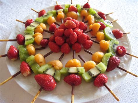 12 idées de brochettes de fruit originales La Recette