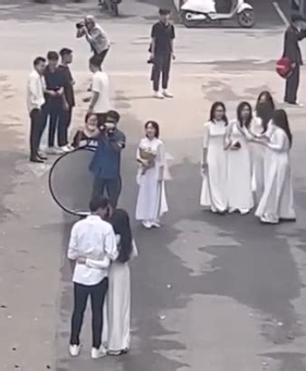 Văn Hậu đến chụp ảnh kỉ yếu cùng bạn gái hot girl trường Luật nàng có