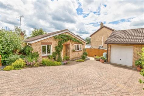 Lapwing Close East Hunsbury Northampton Nn4 3 Bedroom Detached